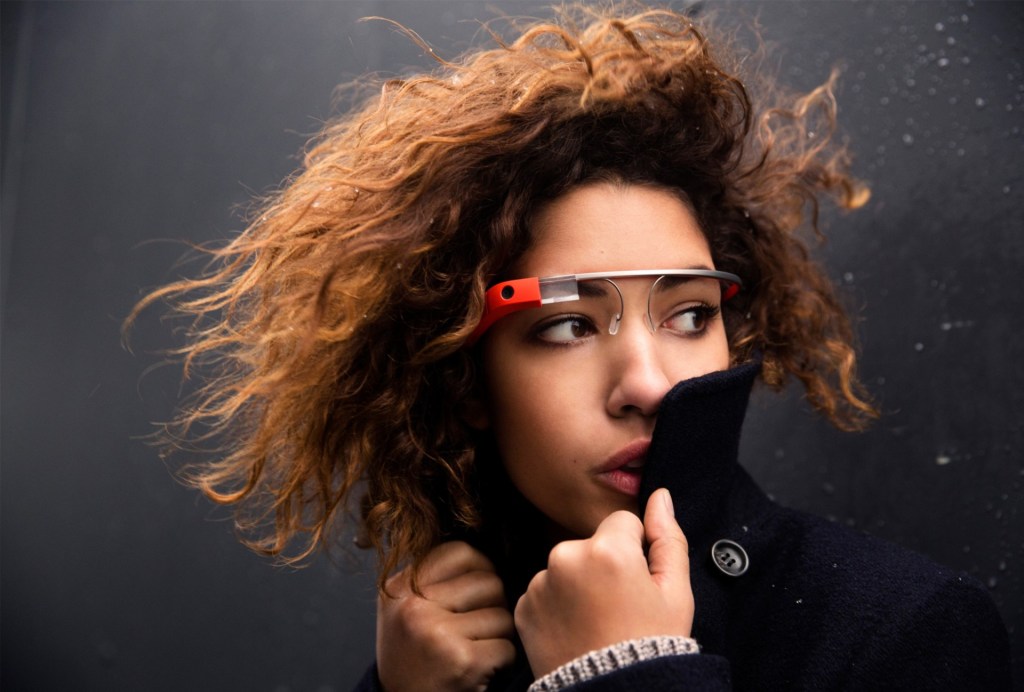 Google Glass gemodelleerd naar een vrouw die een trenchcoat draagt