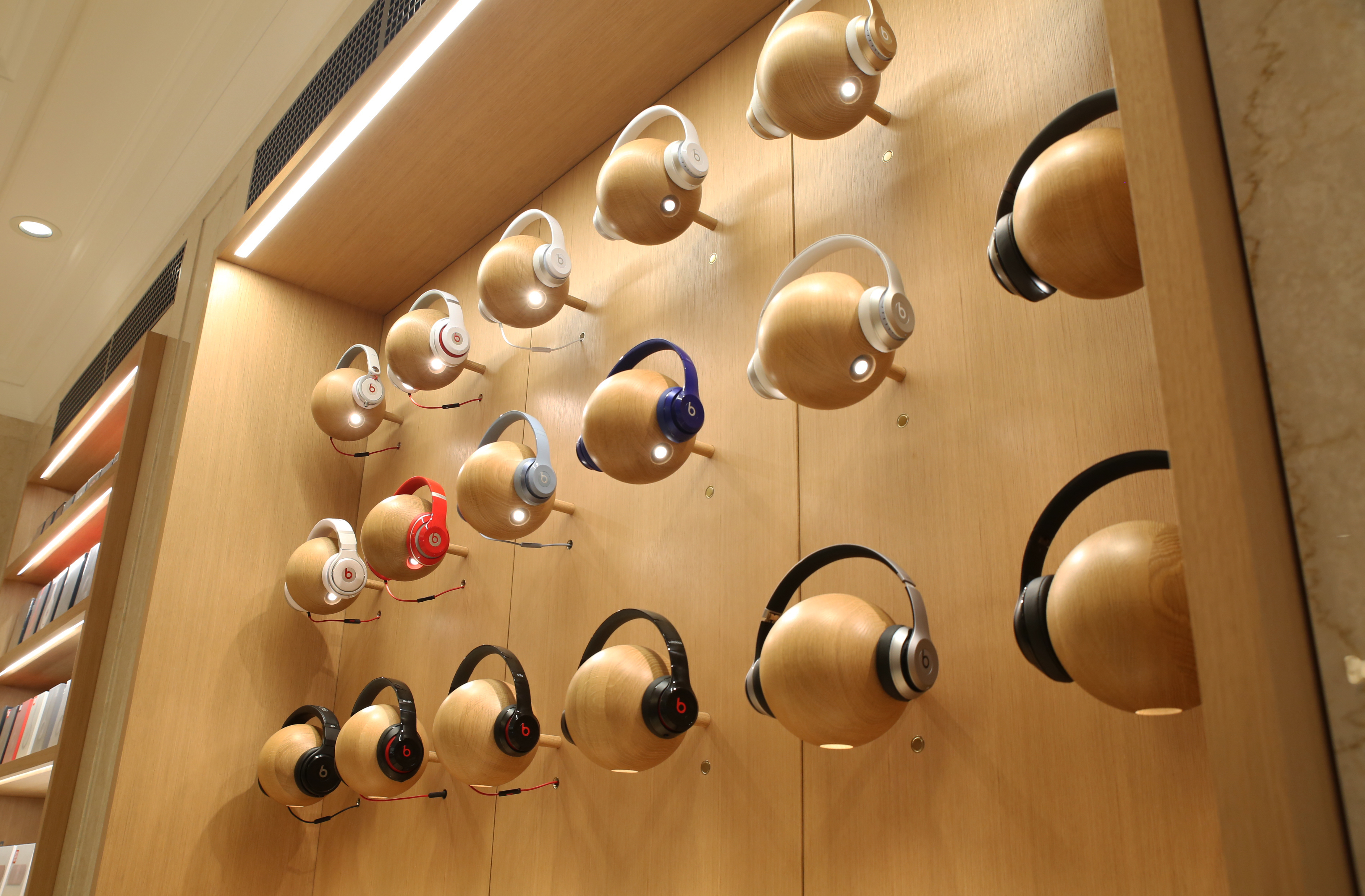 apple store beats headphones