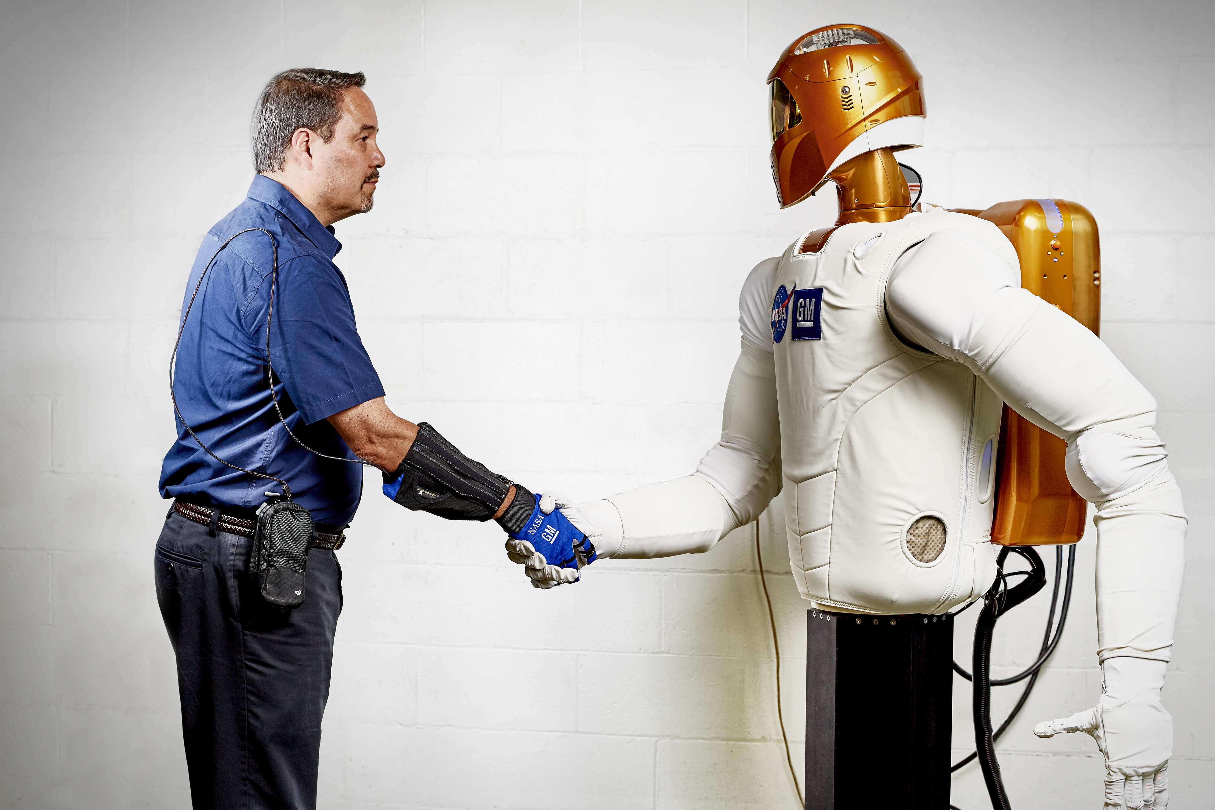 Робот выполняет любые. Робот рабочий. Робот человек. Роботы заменят людей. Роботы заменяют рабочих.