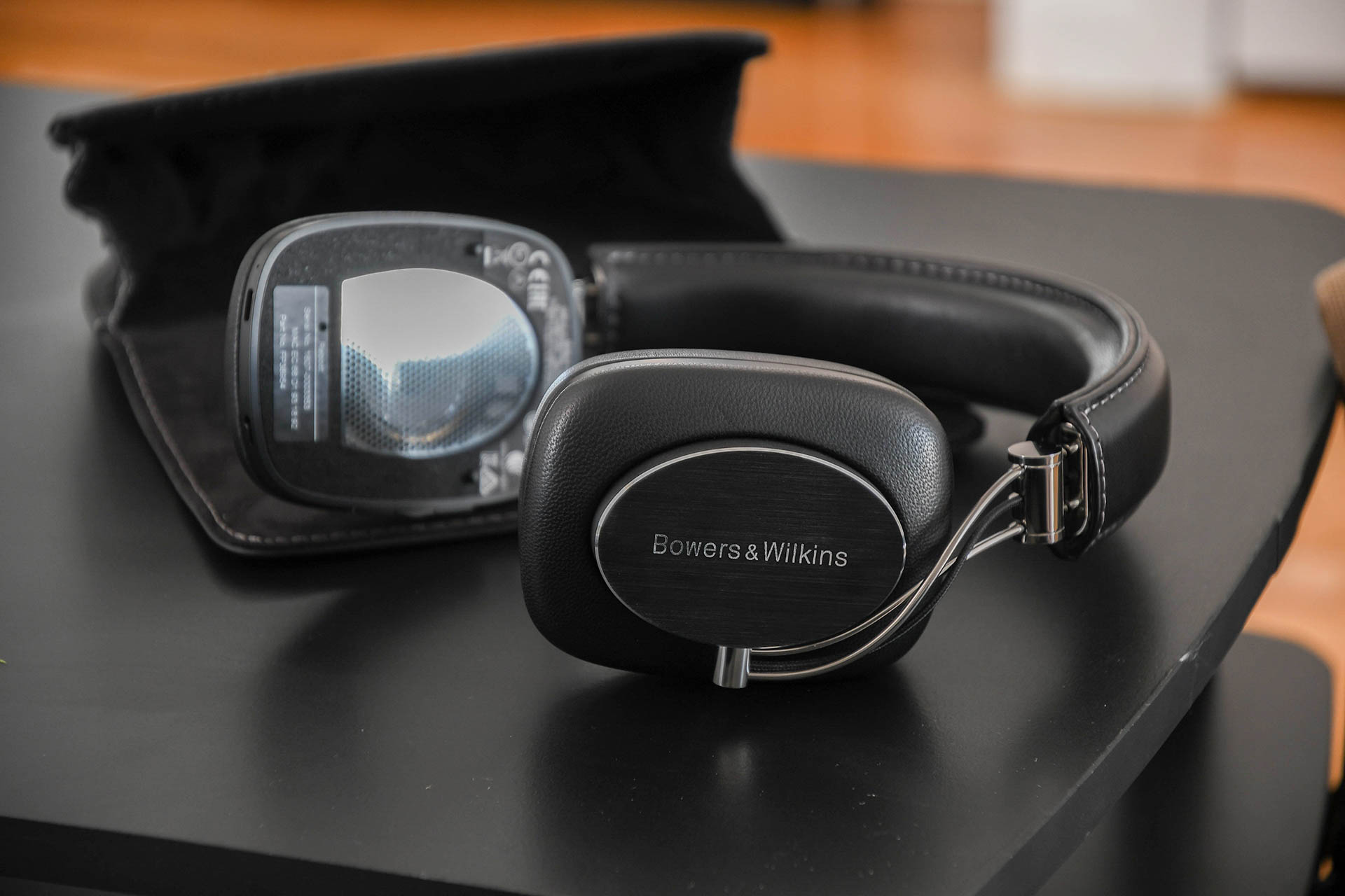 Bower & Wilkins' P7 wireless headphones are all luxe and great