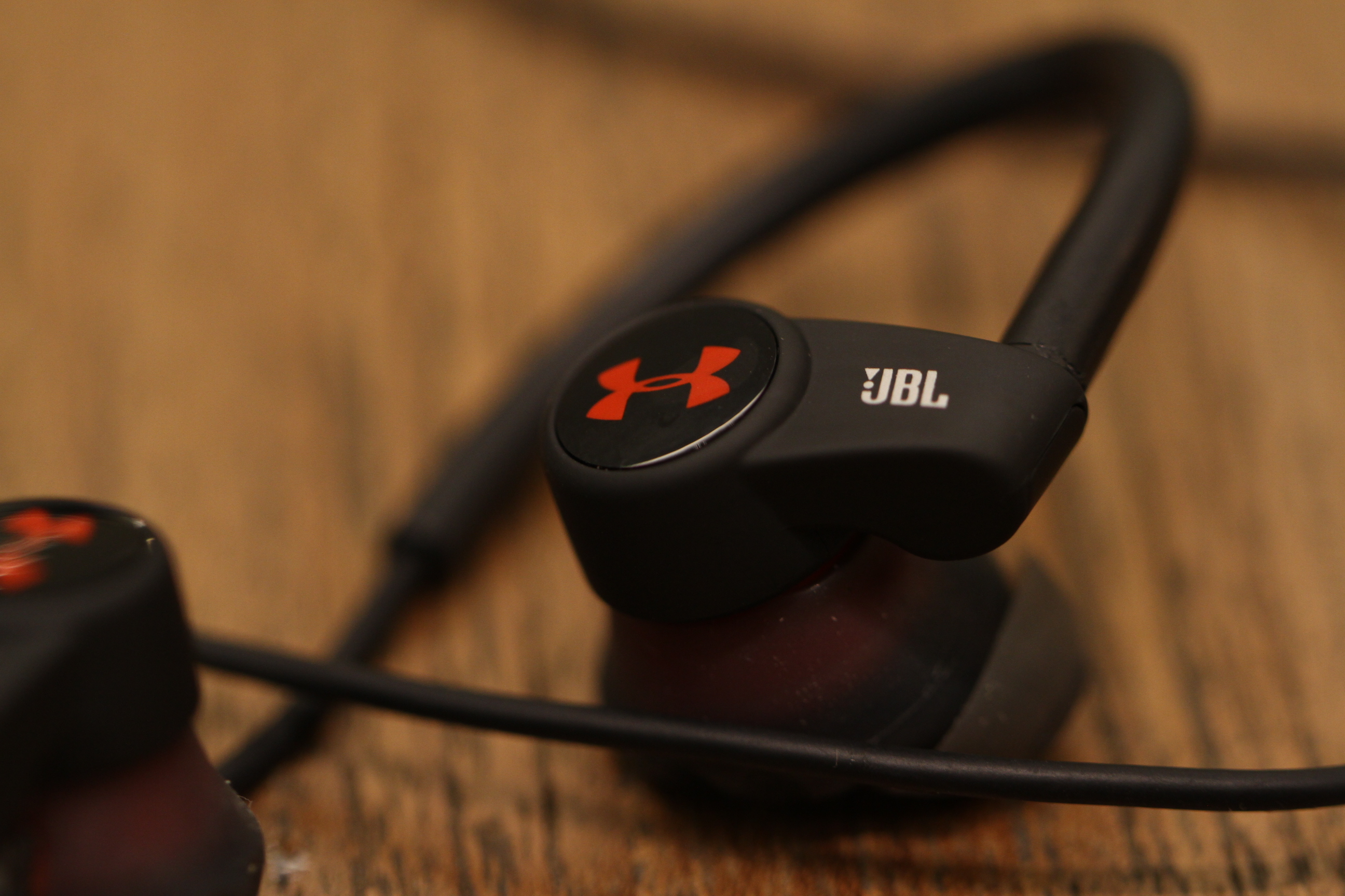 Atajos Interesar suma Under Armour brings heart-rate monitoring and a bulky design to its  Bluetooth earbuds | TechCrunch