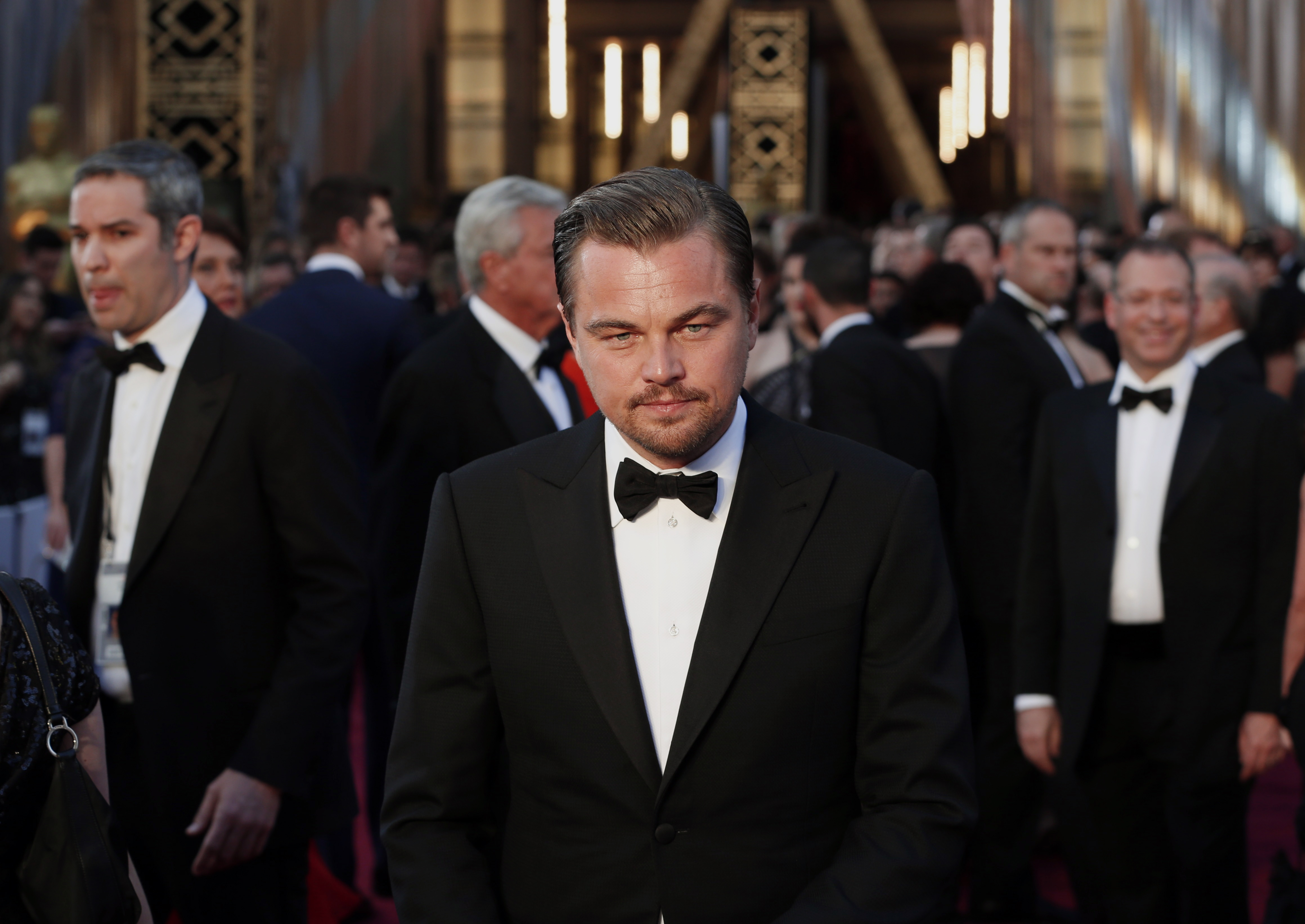 Leonardo DiCaprio, nominated for Best Actor for his role in "The Revenant", wearing a Giorgio Armani tuxedo, arrives at the 88th Academy Awards in Hollywood, California February 28, 2016. REUTERS/Lucas Jackson TPX IMAGES OF THE DAY - RTS8FPC