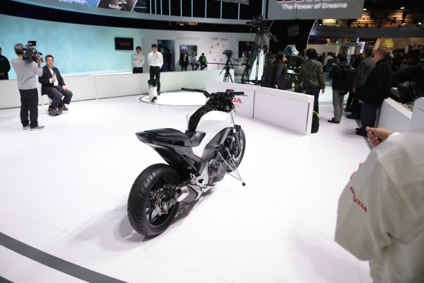 Honda's Riding Assist gives motorcycles balance tricks from its Asimo bot |  TechCrunch
