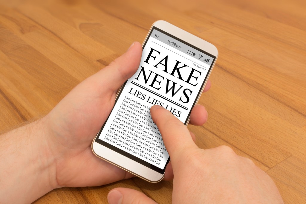 Reading Fake News on a Smartphone