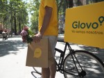 man holding Glovo delivery