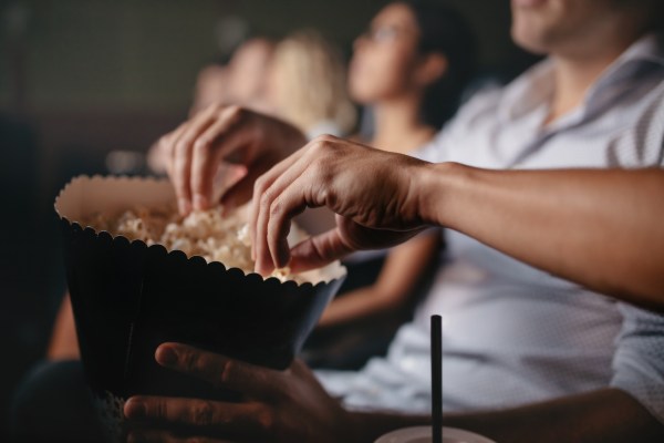 گزارش می‌گوید نتفلیکس به مشترکین بیشتری اجازه می‌دهد فیلم‌ها و برنامه‌های تلویزیونی خود را پیش‌نمایش کنند