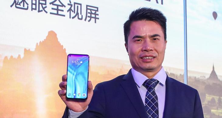 Jimmy Xiong_General Manager of HONOR Product with the HONOR View20_b