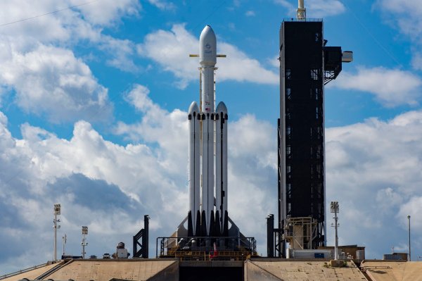 SpaceX's Falcon Heavy rocket to deliver an Astrobotic lander and NASA water-hunting rover to the moon in 2023 - Yahoo Tech