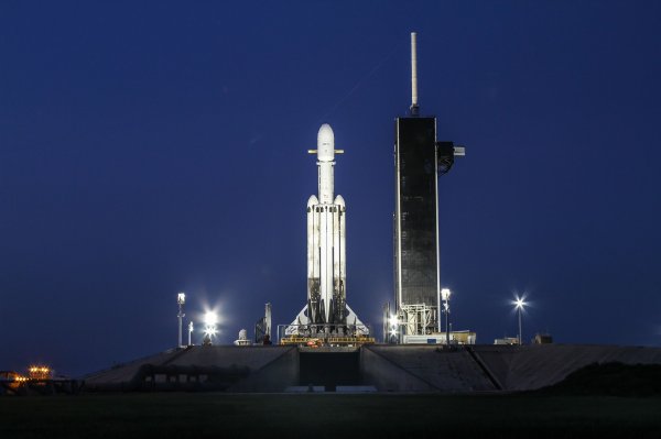 photo of Watch SpaceX’s spectacular first Falcon Heavy night launch live image