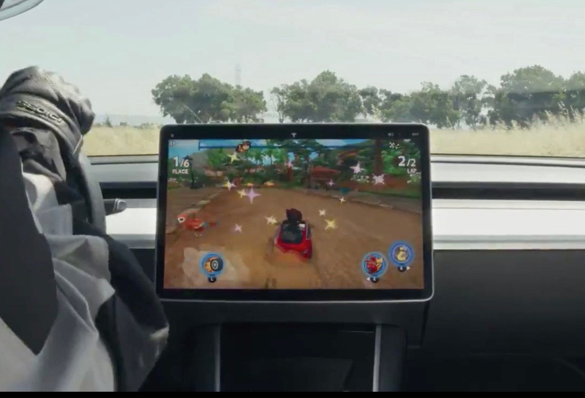 Tesla cleared by NHTSA for in-car gaming feature
