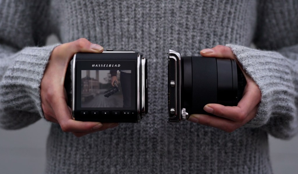 Regenachtig Dicht produceren Hasselblad's new medium format camera is a tiny, beautiful nod to history |  TechCrunch