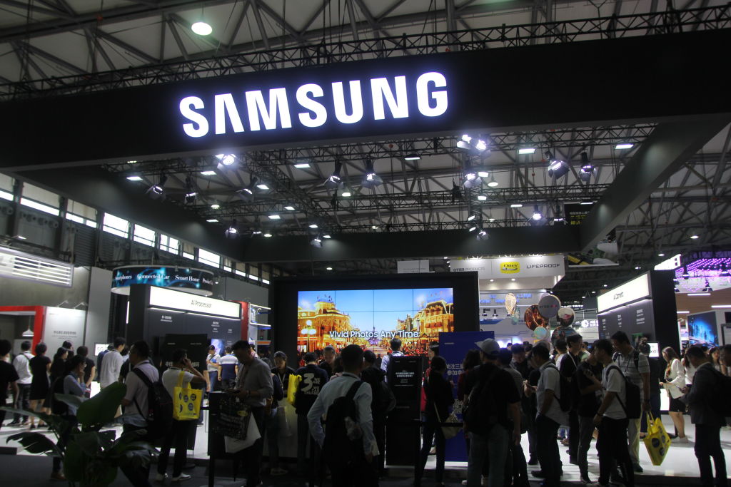 SHANGHAI, CHINA - JUNE 26: People visit the Samsung booth on day one of the Mobile World Congress (MWC) Shanghai 2019 at the Shanghai New International Expo Center on June 26, 2019 in Shanghai, China. The Mobile World Congress (MWC) Shanghai 2019 themed on 'Intelligent Connectivity' will last for three days. (Photo by VCG/VCG via Getty Images)