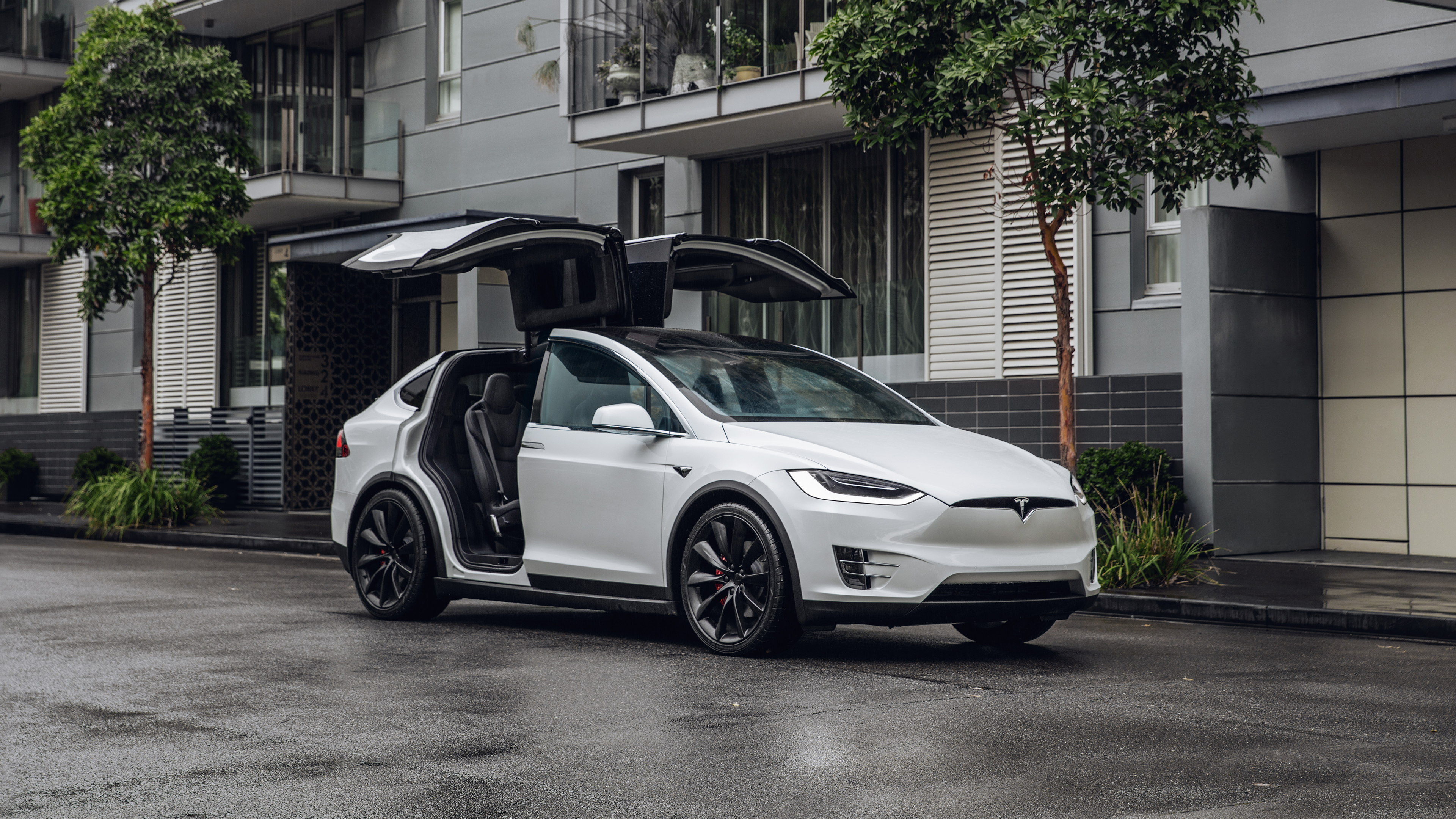 Tesla-model-X-Parked-City.jpg