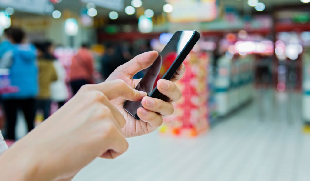 using smartphone in supermarket