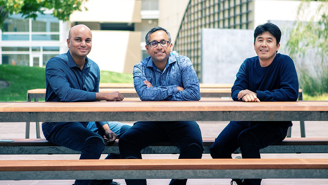 Poojan Kumar, director ejecutivo de Clumo (centro), flanqueado por los cofundadores Kaustubh Patil (izquierda) y Woon Ho Jung