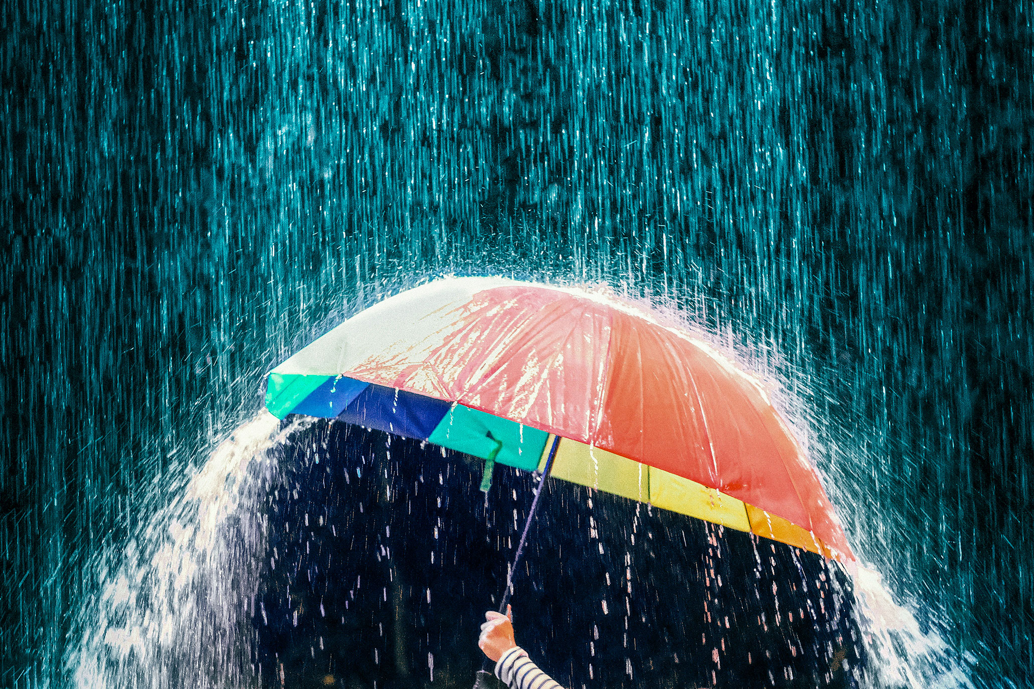 बारिश के दौरान छाता हाथ में लिए फसली