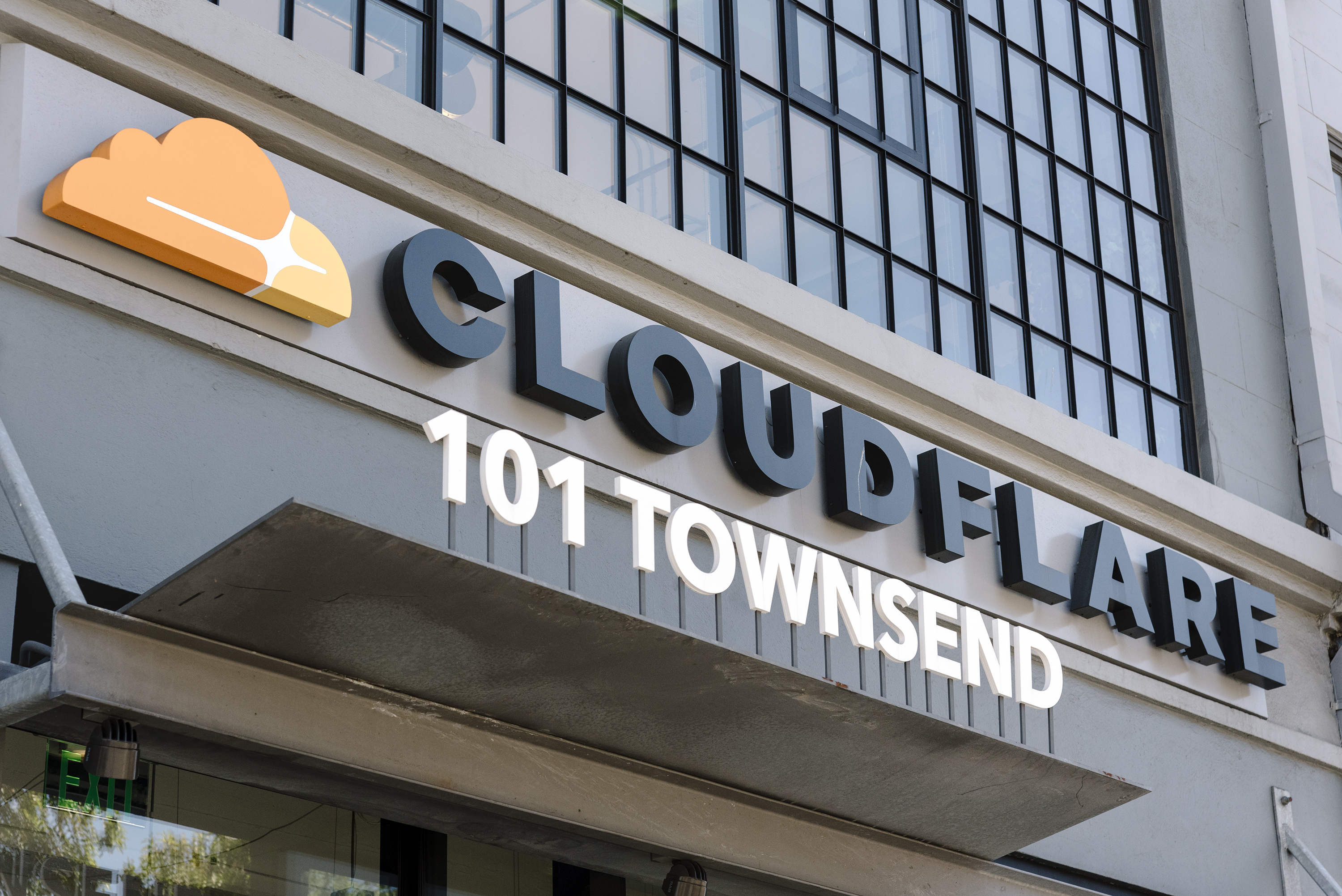 Daily Crunch: Cloudflare rolls out new mobile services to secure employees' smartphones thumbnail