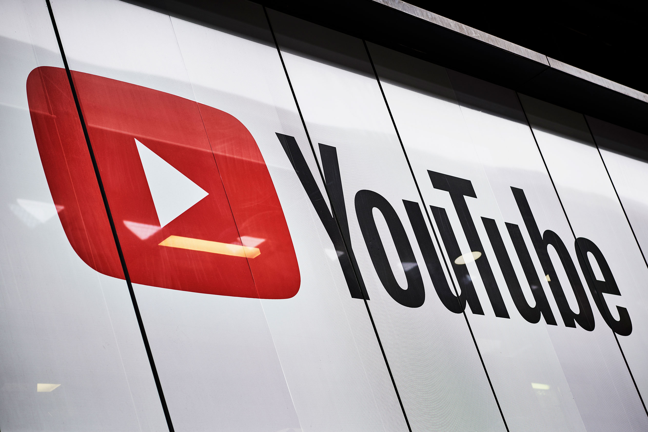 YouTube передаст властям РФ данные о россиянах