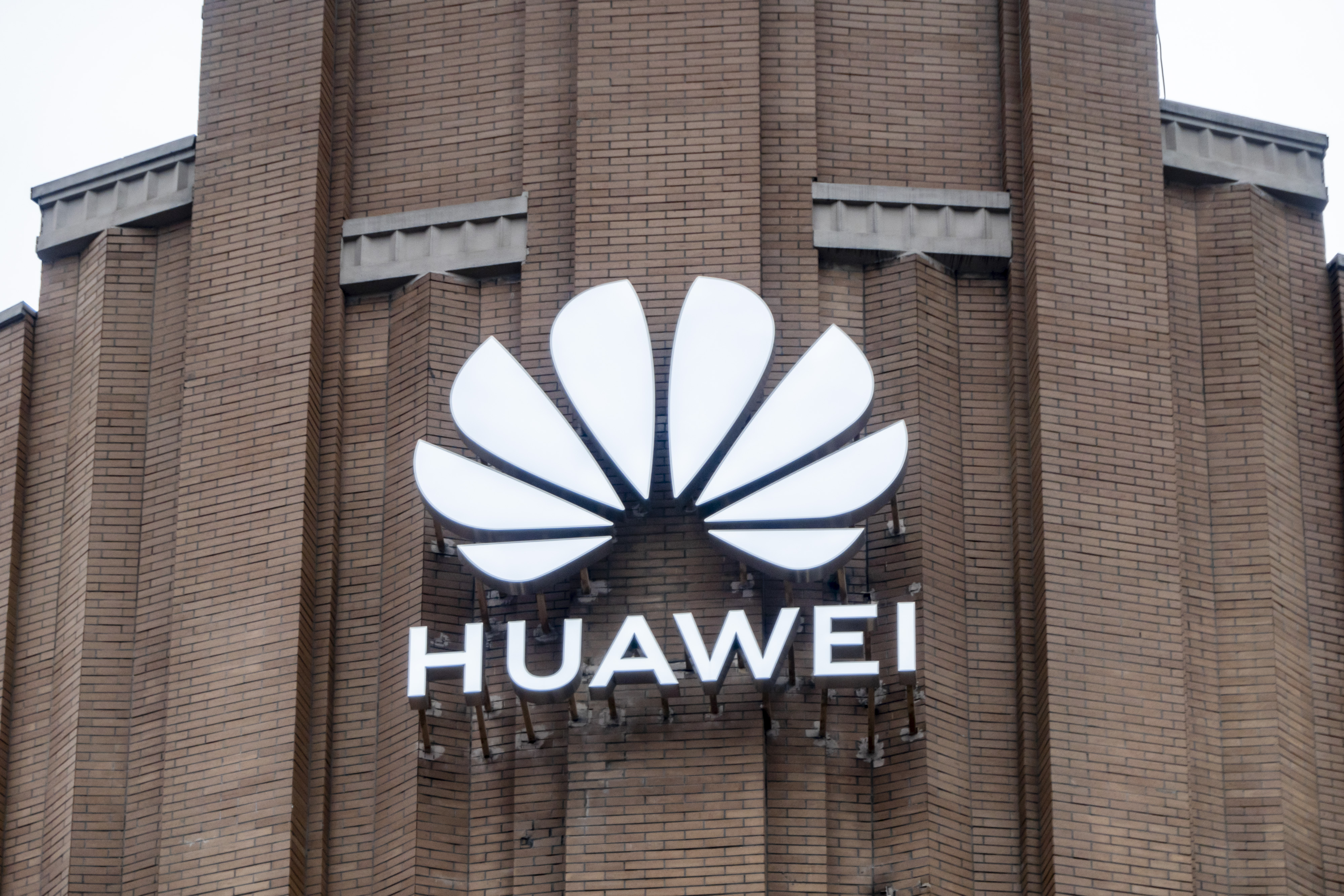 US FCC issues final orders declaring Huawei, ZTE national security threats