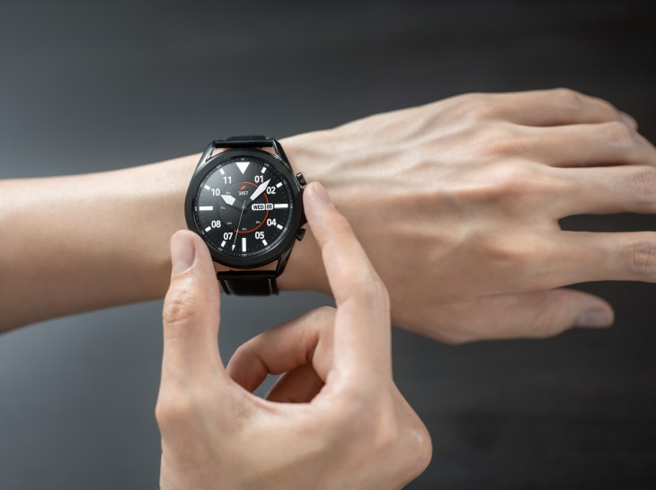 Galaxy Watch3_Mystic Black Front Hands On_Lifestyle