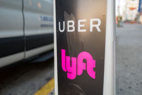 Lyft e Uber adicionam sobretaxa devido aos altos preços do gás – TechCrunch