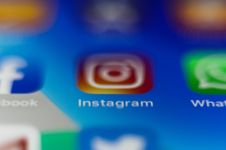 智能手机上显示的 Instagram 徽标