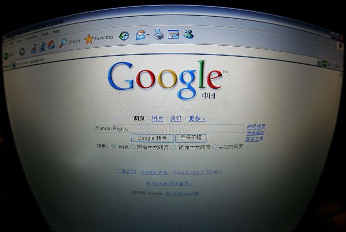 A laptop computer screen in Beijing shows the homepage of Google.cn, 26 January 2006, a day after its debut in mainland China where the US online search engine launched a new service after agreeing to censor websites and content banned by the Beijing authorities (AFP PHOTO/Frederic J. BROWN)