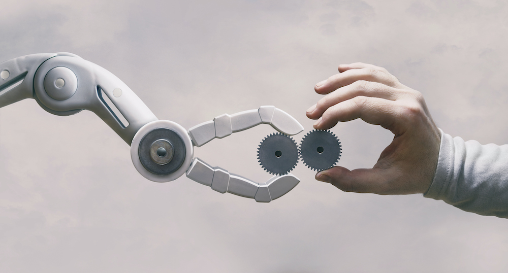 Robot et humain travaillant ensemble.