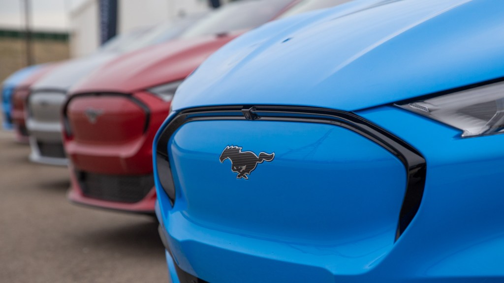 2021 Ford Mustang Mach-E blaue Blende