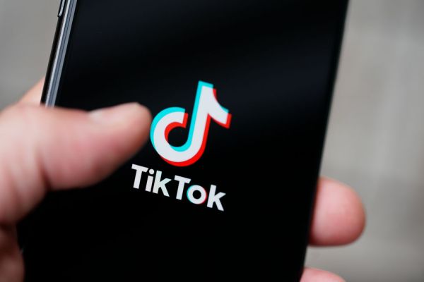 TikTok launches a Green Screen Duet feature, tests dedicated ‘Topics’ feeds – TechCrunch
