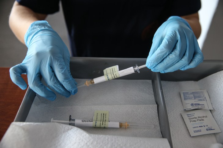 В Анкаре добровольцам начали вводить 3-ю фазу испытаний вакцины против COVID-19