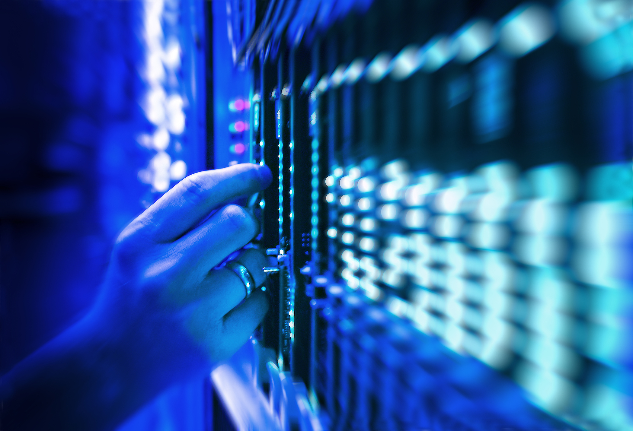teknisi server jaringan di pusat data bermandikan cahaya biru