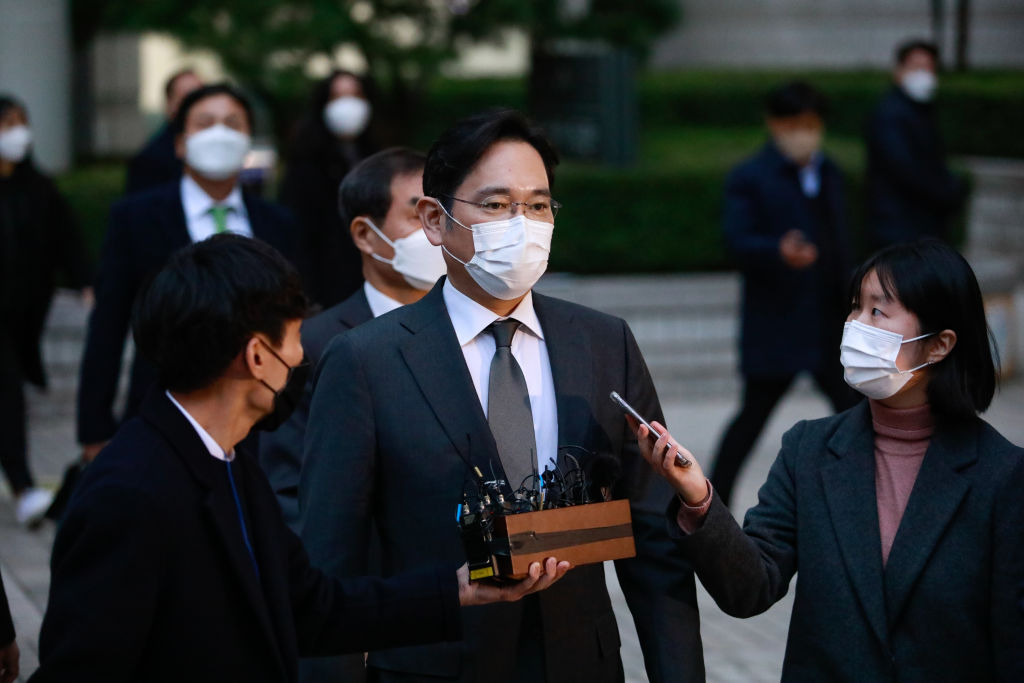 Samsung Electronics vice chairman Jay Y. Lee leaves Seoul High Court after a hearing on November 09, 2020 in Seoul, South Korea. (Photo by Chris Jung/NurPhoto via Getty Images)