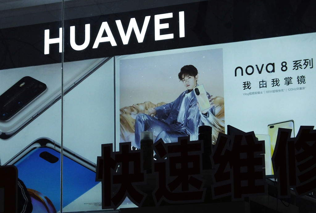 YICHANG, CHINA - JANUARY 25, 2021 - A Huawei mobile phone shop and signboard are seen in Yichang, Hubei province, Jan 25, 2021.- PHOTOGRAPH BY Costfoto / Barcroft Studios / Future Publishing