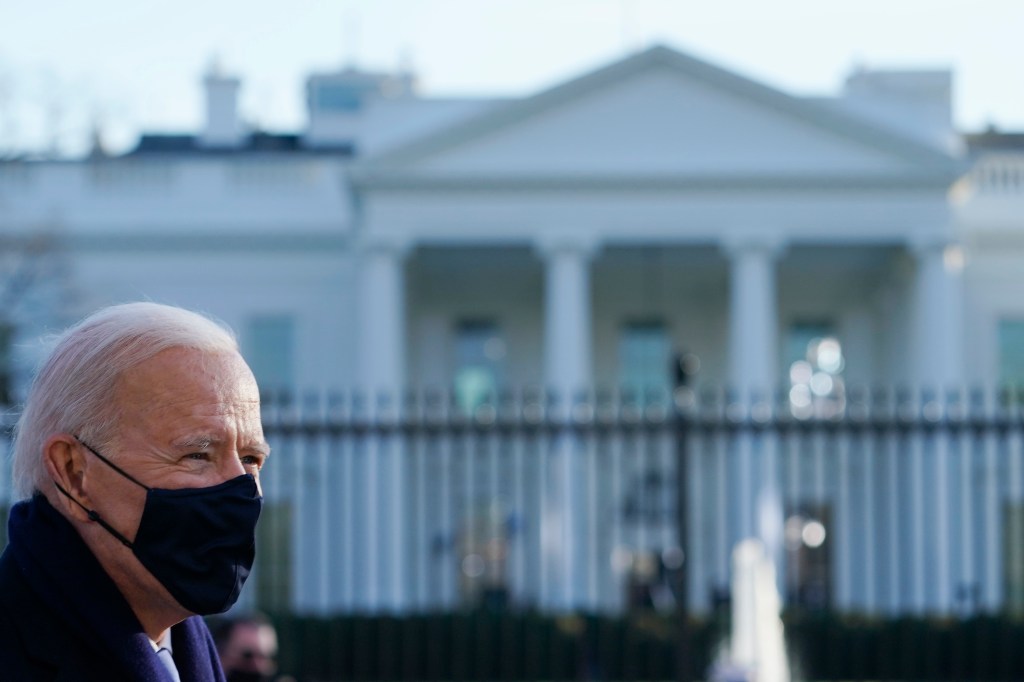 Joe Biden in front of the White House, wearing a (COVID) face mask