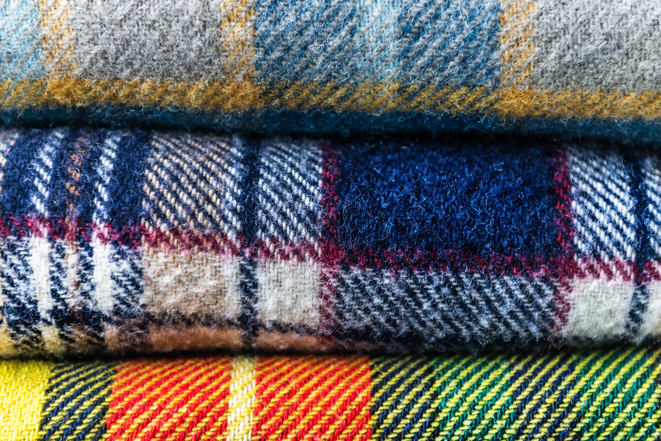 Pile de couvertures en laine à carreaux