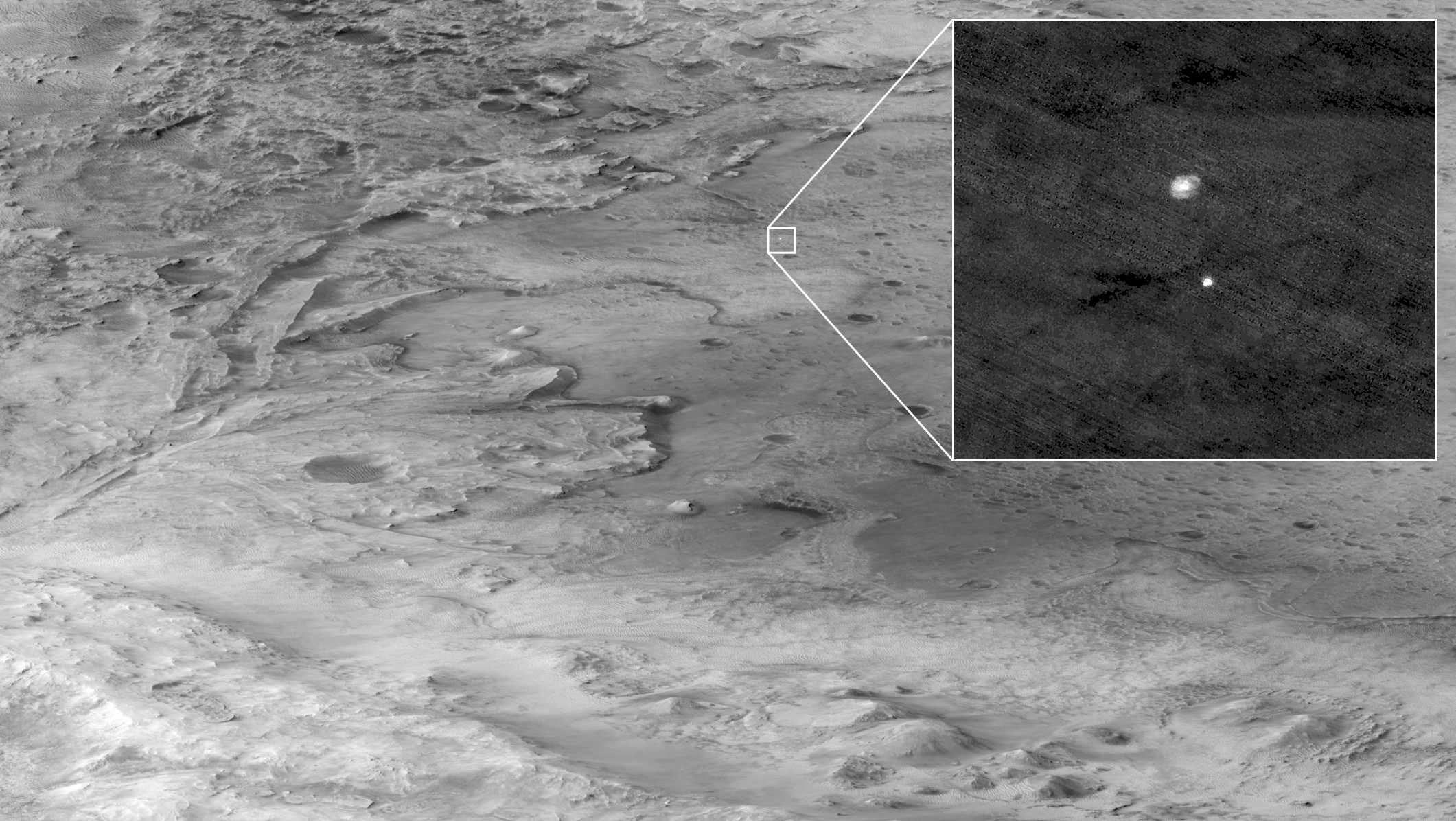 Foto tomada desde una distancia de 700 km, el orbitador de observación de Marte del rover Perseverance aterrizando bajo su paracaídas.