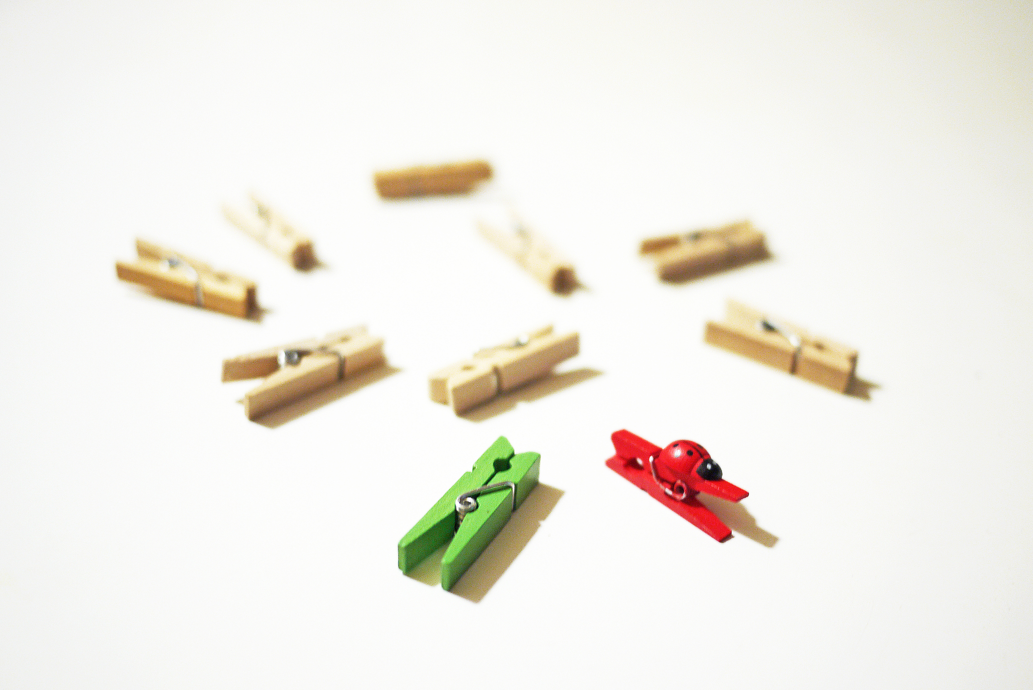 Scattered clothespins with red and green that slide forward
