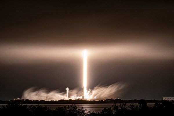 SpaceX는 60 개의 새로운 Starlink 위성을 발사하는 반면 Starship은 한 번에 최대 400 개의 위성을 발사 할 수있는 능력에 접근합니다 -TechCrunch