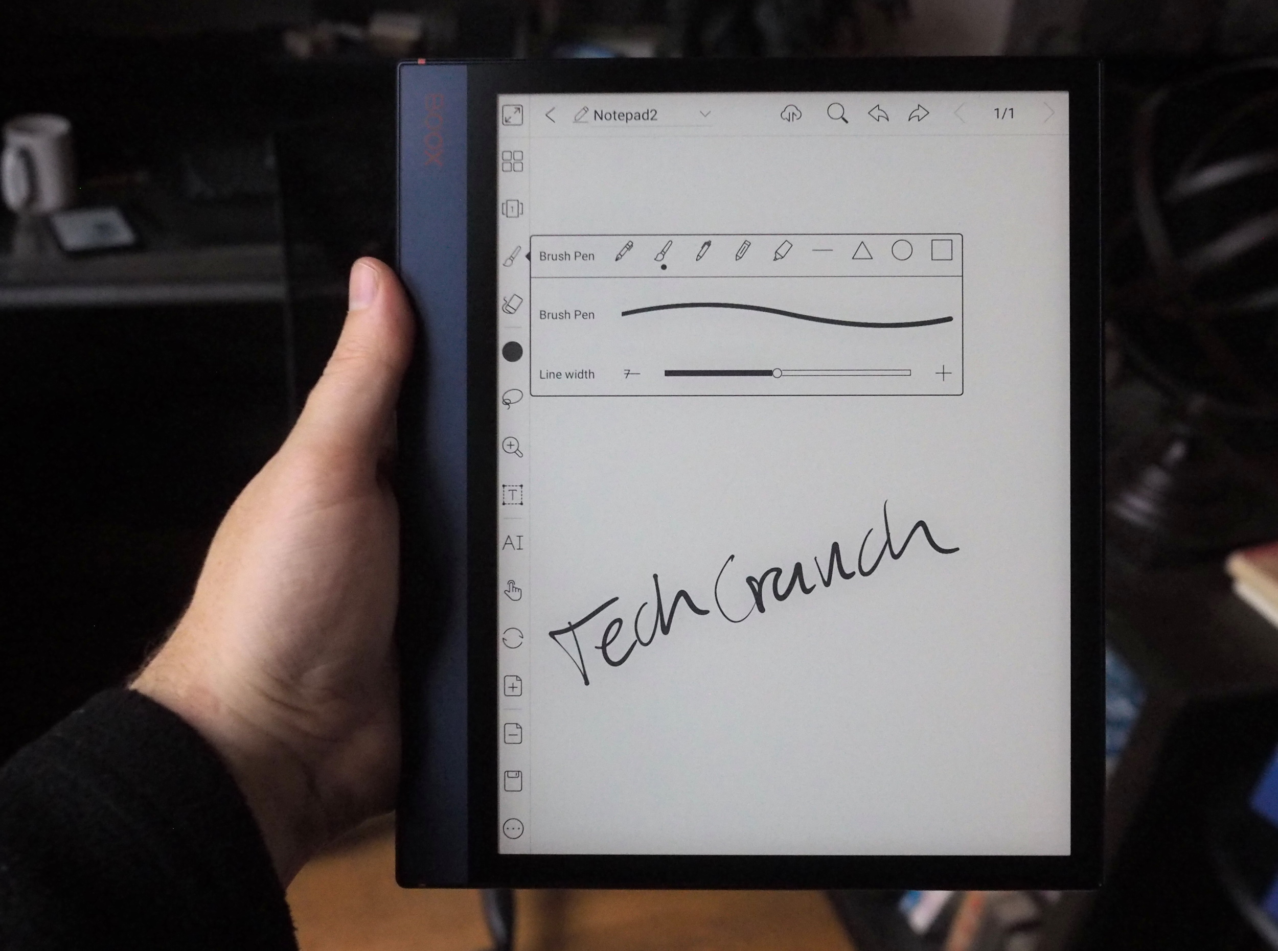 Vue d'une interface de tablette avec une écriture manuscrite dessus.