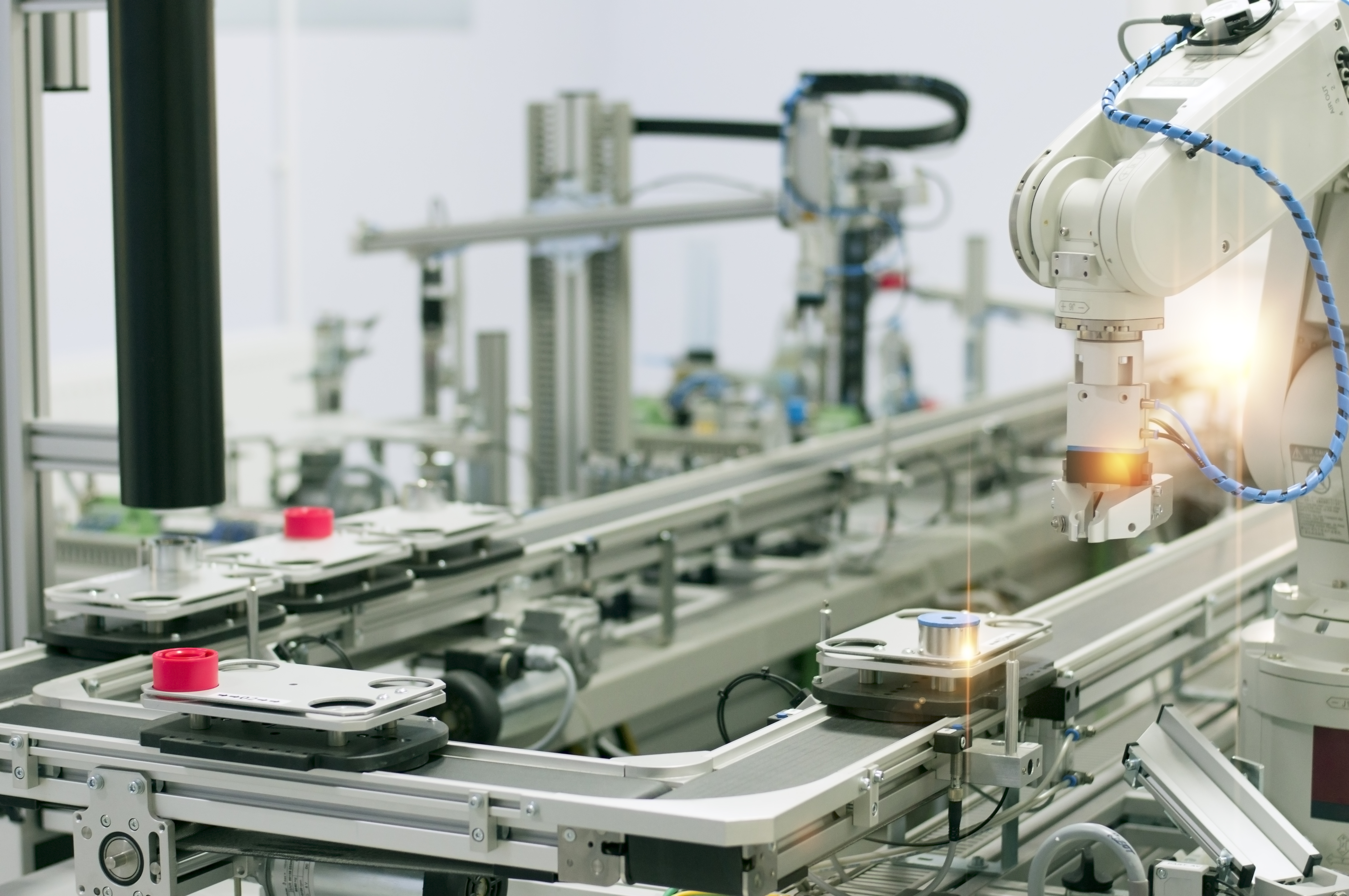 Imagen de un brazo robótico en una planta de fabricación.