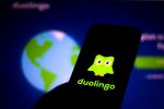 BRAZIL - 2020/06/19: In this photo illustration the Duolingo logo seen displayed on a smartphone. (Photo Illustration by Rafael Henrique/SOPA Images/LightRocket via Getty Images)