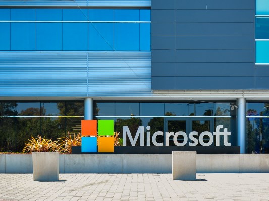 Microsoft afirma que sus nuevas herramientas hacen que los modelos de lenguaje sean más seguros de usar – TechCrunch
