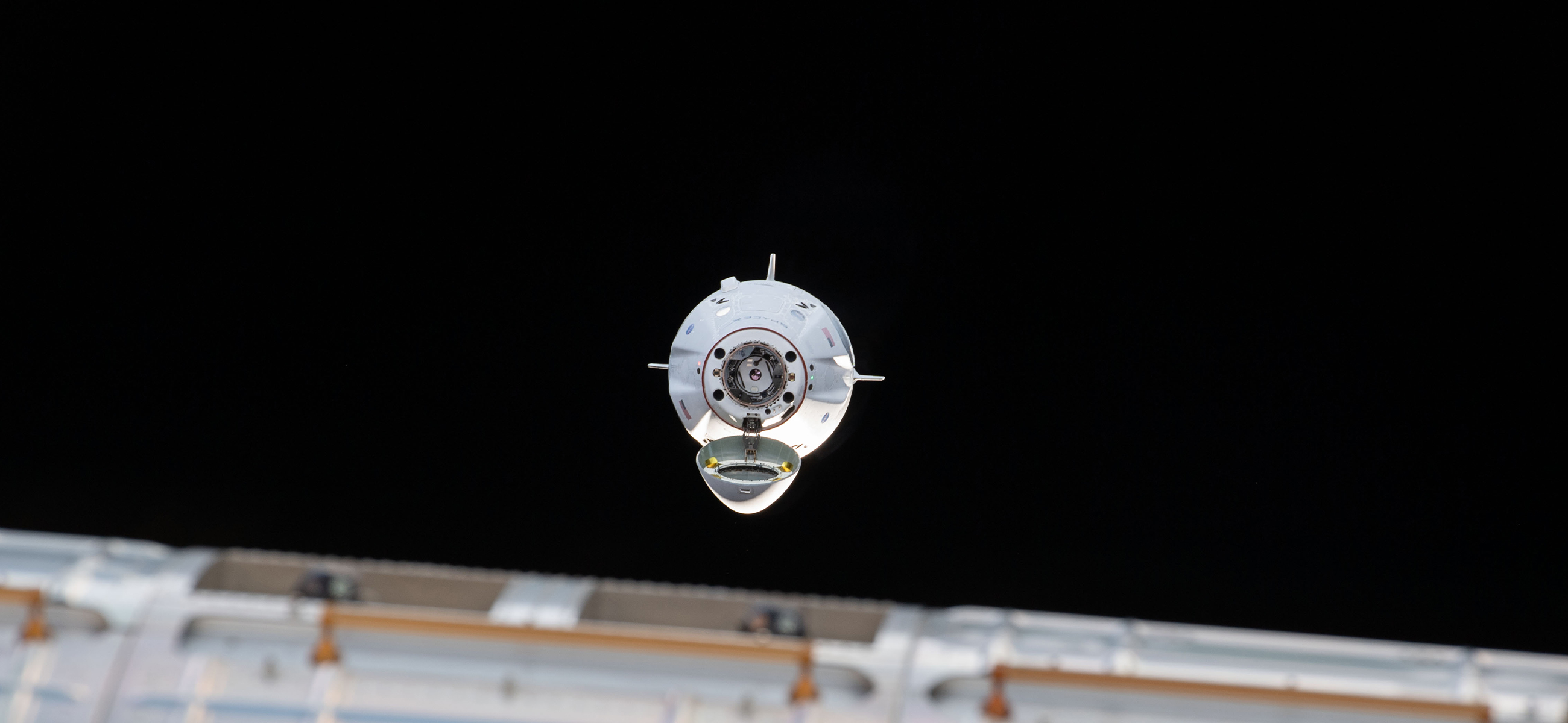 SpaceX Crew Dragon s'approche de la Station spatiale internationale.