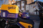 A moped with Getir livery