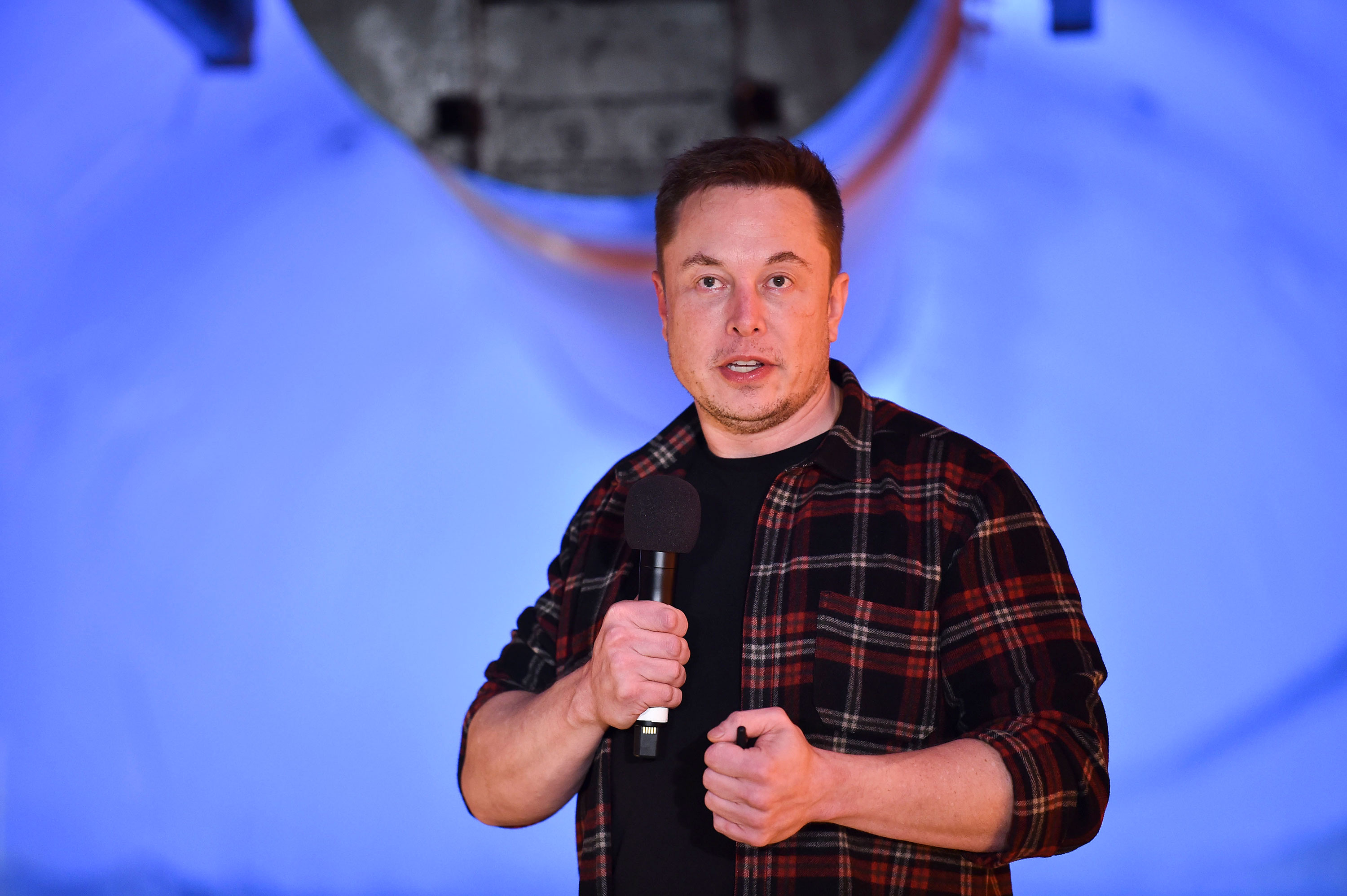 Elon Musk, co-fondateur et PDG de Tesla Inc., prend la parole lors d'un événement de dévoilement du tunnel d'essai Boring Company Hawthorne à Hawthorne, au sud de Los Angeles, Californie, le 18 décembre 2018.