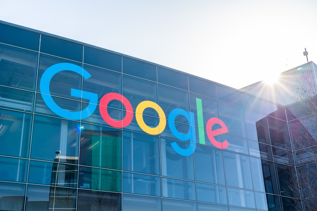 Google-Logo auf dem Gebäude