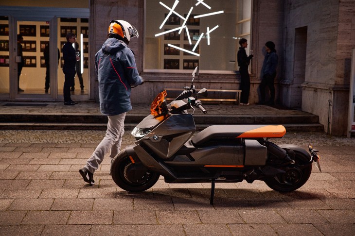  BMW finalmente está produciendo su scooter eléctrico CE retro-futurista, pero a $ 2K, ¿alguien lo comprará?