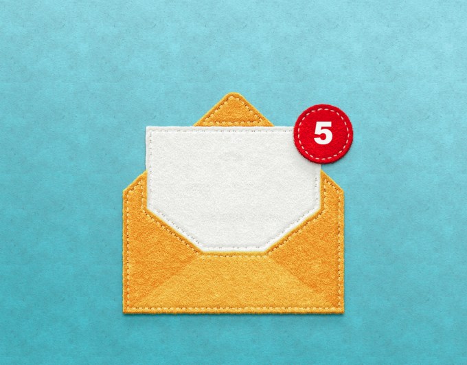 Imagem de um envelope amarelo com um ponto vermelho de notificação.