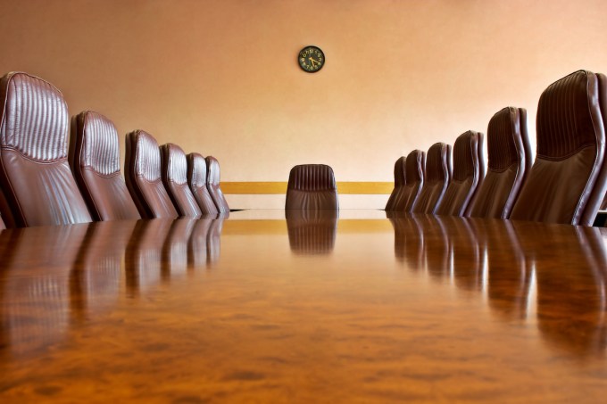 Sala de reuniões com uma grande mesa polida e poltronas Outras fotos desta série de negócios: